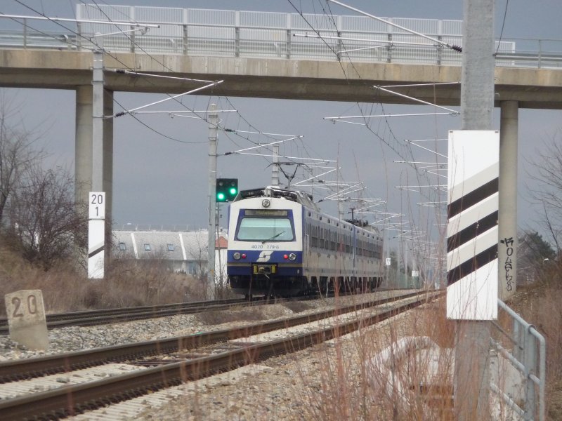 Kurz vor der Bahnhaltestelle Kapellerfeld, war die 4020 279-8 Richtung