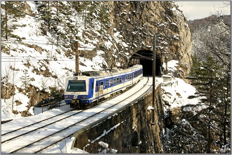 Triebwagen 4020 244 f�hrt als R 2959 von Payerbach-Reichenau nach