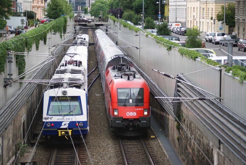 Begegnung zwischen S-Bahn und Regionalzug. Wien Rennweg, 16.06.2009 