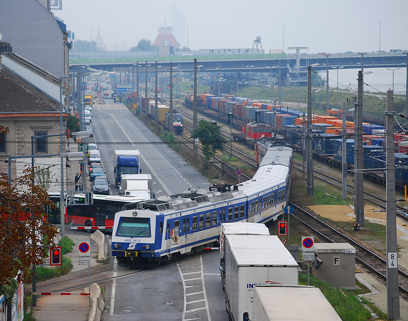 LP 4020 247 bei der �berfahrt des Wiener Handelskai am