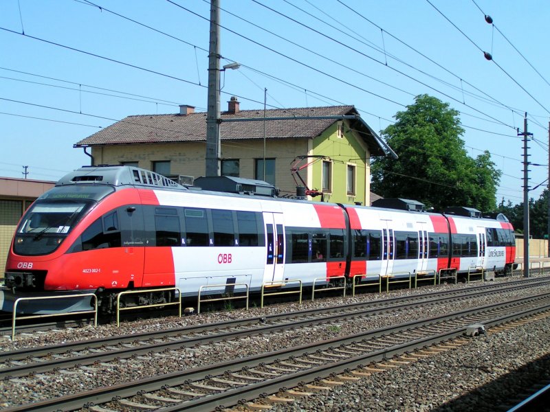 4023 002-1 verl�sst als R3064 den Bhf. Marchtrenk und f�hrt