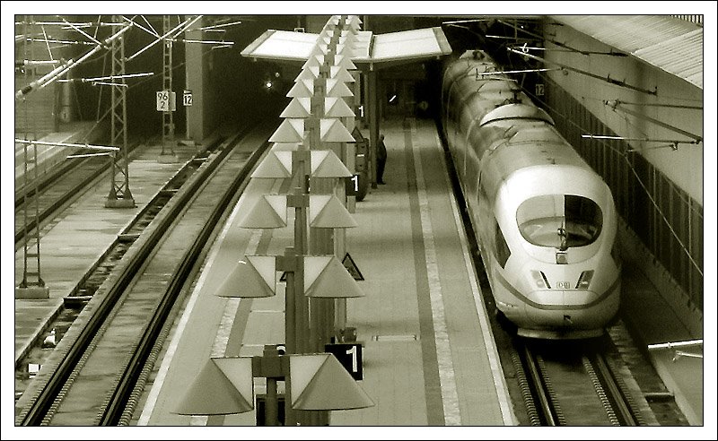 Durchfahrt eines ICE 3-Zuges im Bahnhof Neu-Ulm. 15.03.2008 (Foto: Jonas,