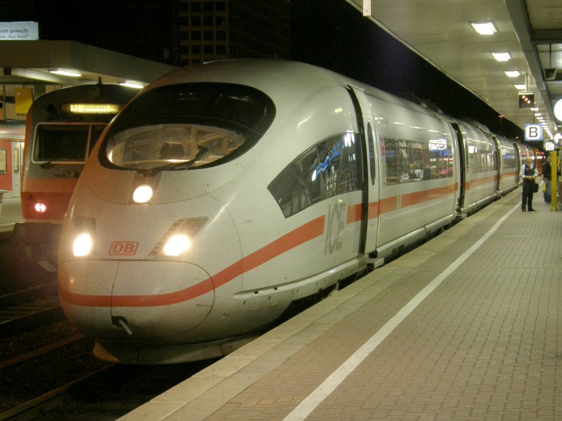 Ein ICE 3 (ET 403) ist aus Richtung K�ln in