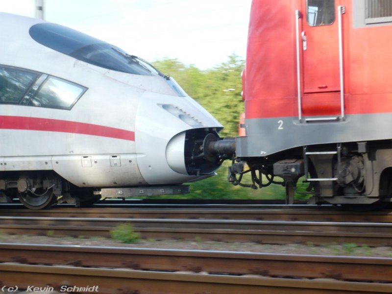 110 200-3 �berf�hrt am 07.05.2009 einen ICE 3 nach M�nchen