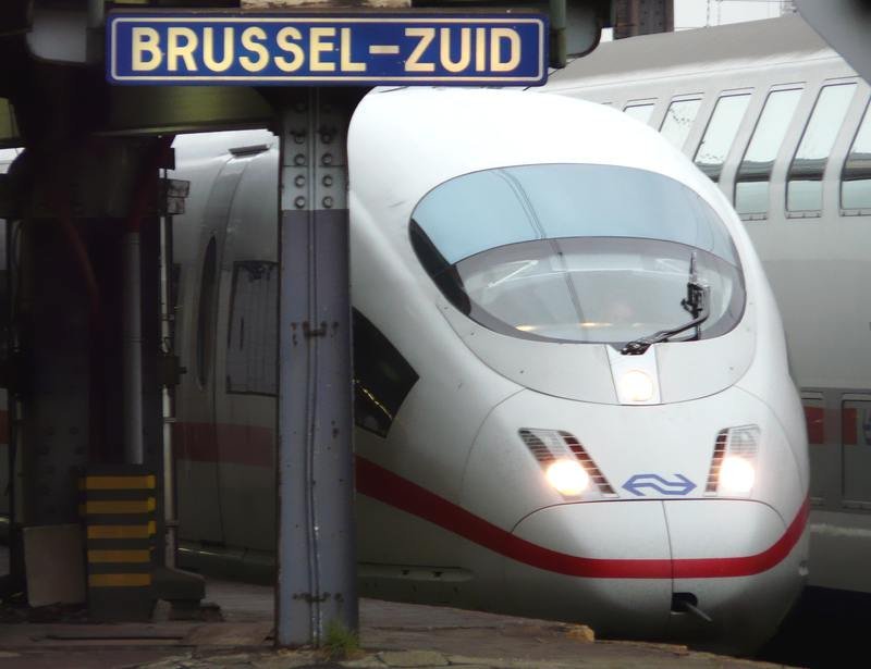 Dieser ICE 3 scheint sich hinter dem Schild und den