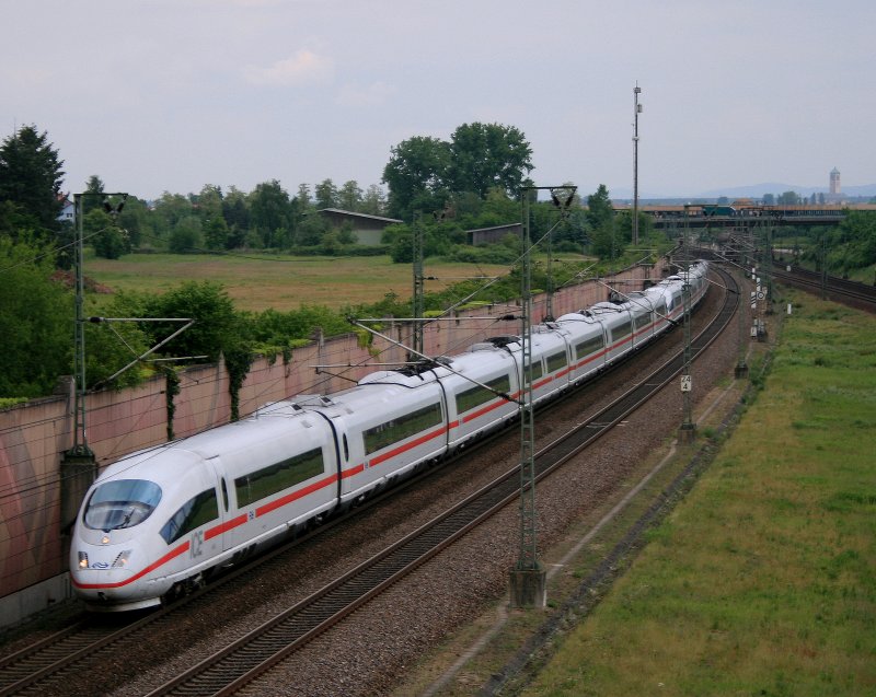 Mit rund 250 km/h eilt dieser ICE 3 auf der