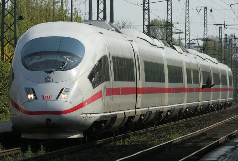 An ICE 3 at the drive-through Oberhausen Sterkrade on 10/04/2009