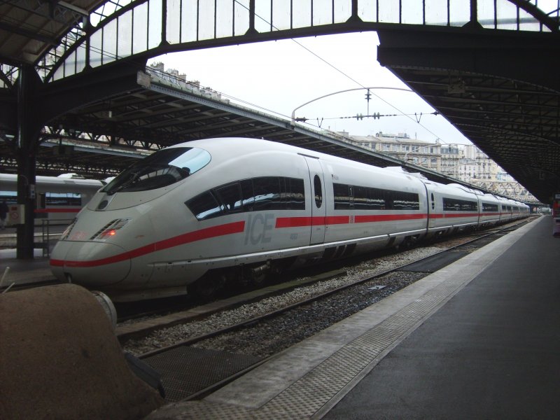 ICE kurz vor der Abfahrt nach Frankfurt (Main). Paris Gare