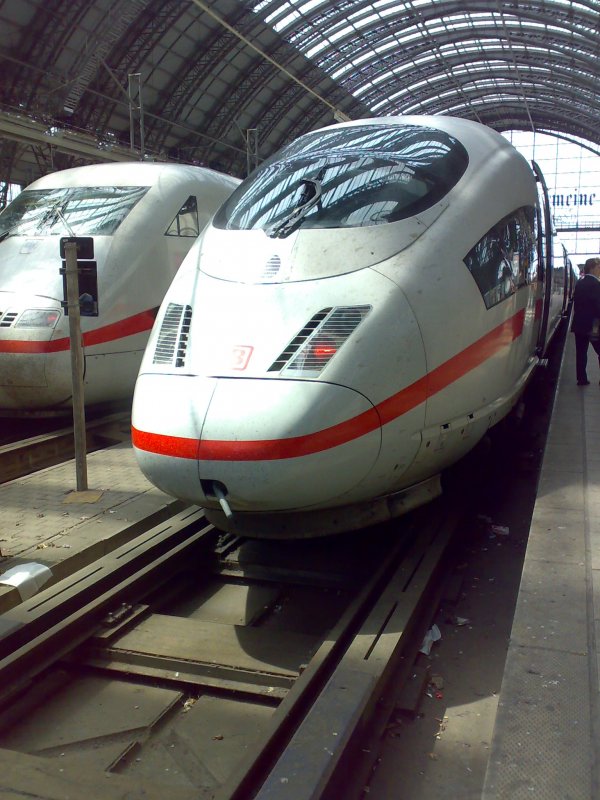An ICE is ready to leave in Frankfurt (Main) HBF.Aufgenommen
