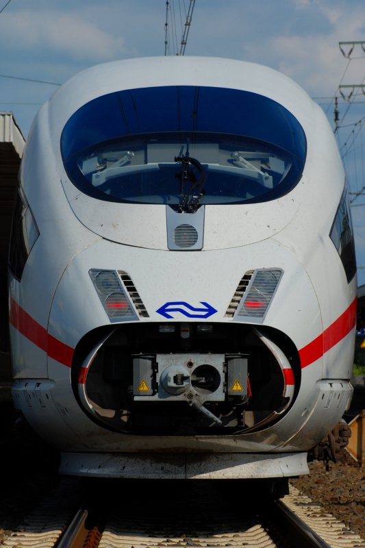 NS ICE 406 053 (4653) von Frankfurt nach Amsterdam warten