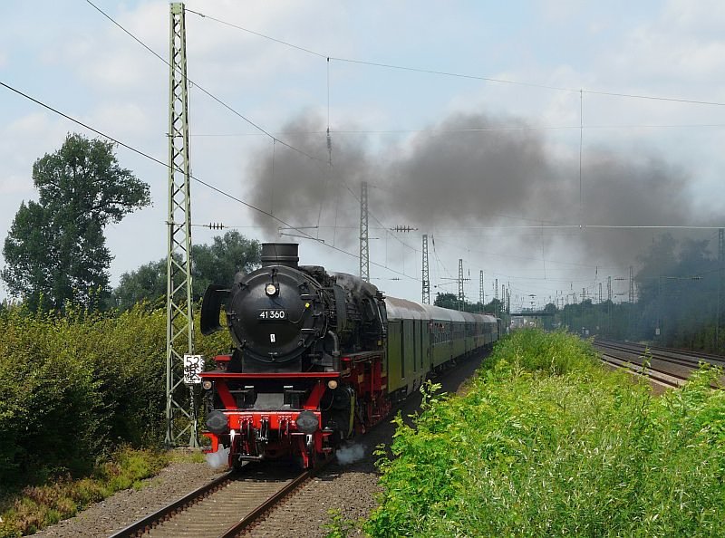 Hissing and spitting this locomotive steams towards Cologne. Picture from