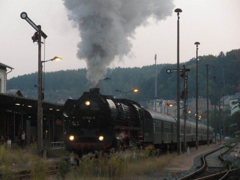41 1144-9 mit dem Elstertalexpress,bei der Abfahrt im Bf Greiz.Am