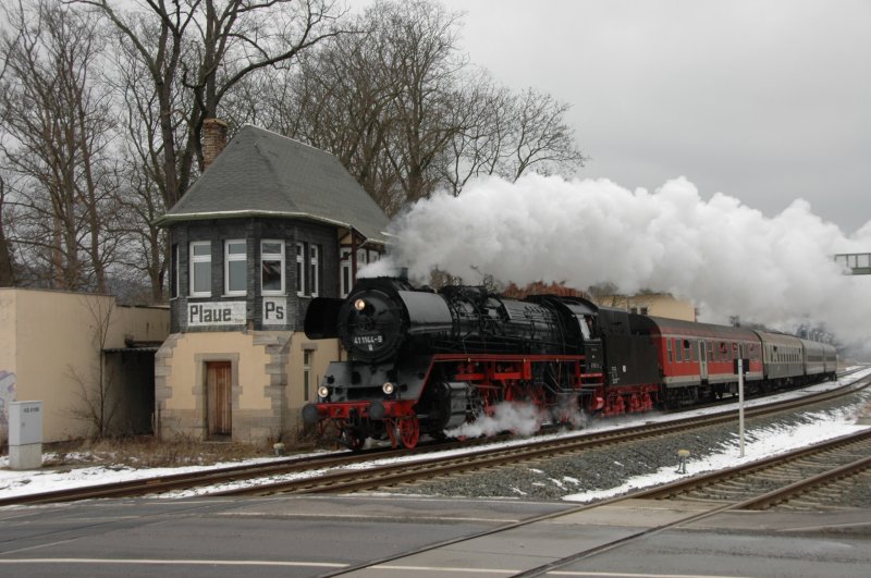 41 1144-9 with the Bob-lightning while crossing in Plaue, 22:02:09.