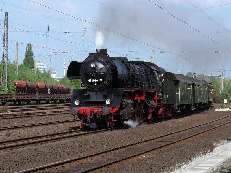 41 1144-9 with the museum to Bochum-Dahlhausen. Bochum-Ehrenfeld. 19.04.2009. (automatically