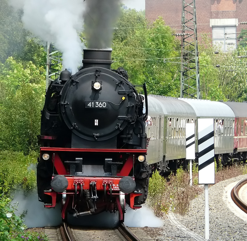 Die 41 360 bei der Einfahrt in den Bochumer Hauptbahnhof.