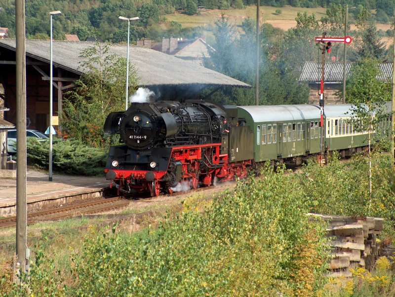 41 1144-9 f�hrt mit ihren Sonderzug von Meiningen durch Wasungenn