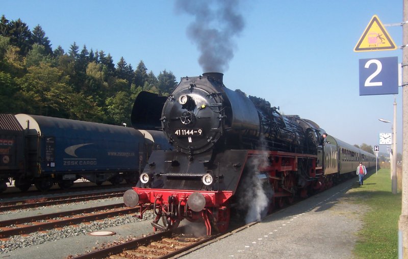 Sonderzug Elstertal-Express Gera - Cheb: Hier im Bahnhof Oelsnitz/Vogtland. Dieser