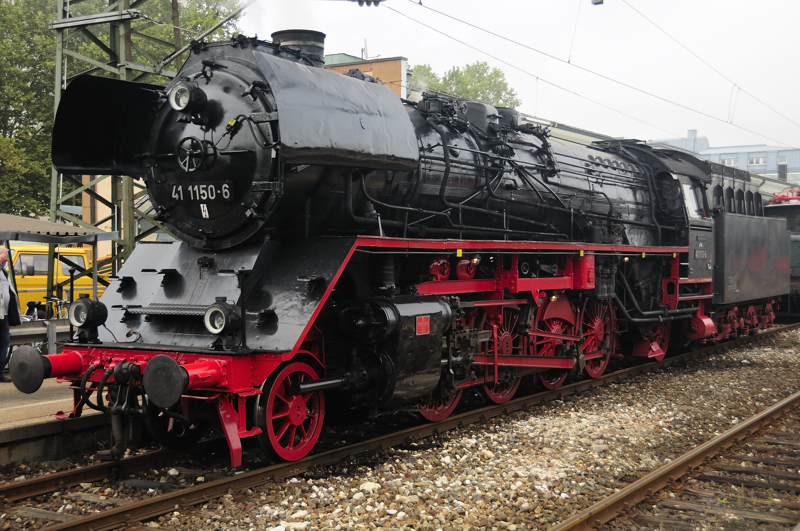 Lokportrait behind the iron "pigs": 41 1150-6 (Bavarian Railway Museum
