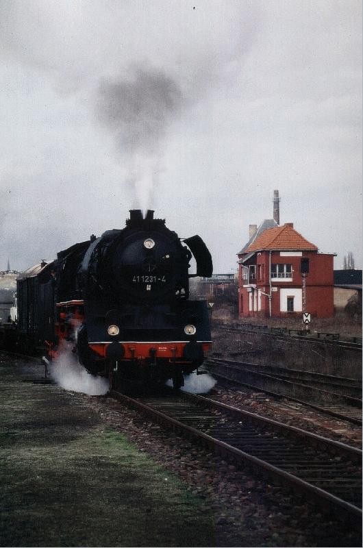 41 1231 f�hrt mit einem Fotog�terzug �ber den Stassfurterablaufberg.
April 01