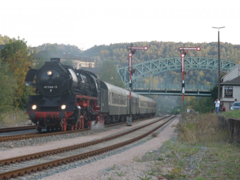 41 1144-9 (Elster Express) at the entrance to the station