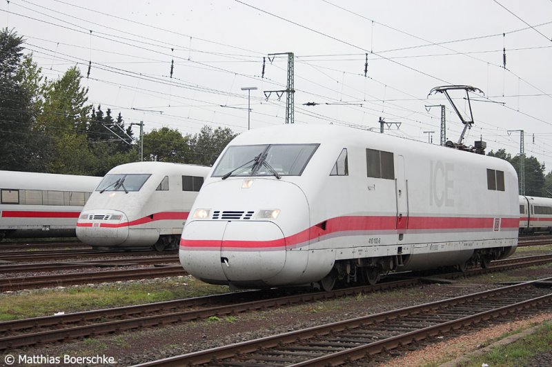 401 576 neben 410 102-8 in Hmb.Eidelstedt am 16.10.06. 