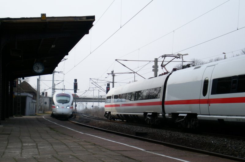 Au�erplanm��ige Zugkreuzung im Bahnhof Artern am 30.01.2008: Umleiter-ICE der Linien
