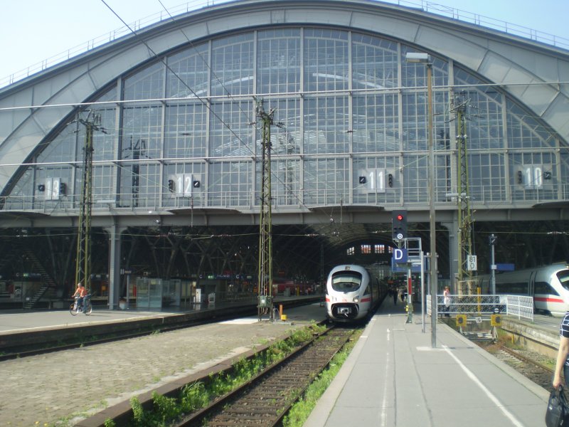 Ein ICE steht abfahrbereit in Leipzig Hbf, Endbahnhof wird M�nchen
