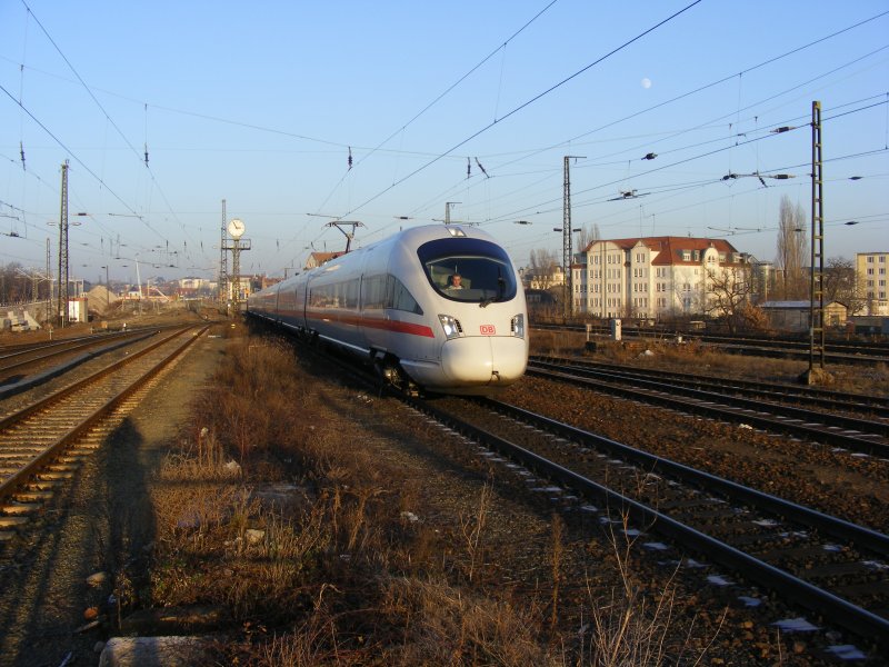411 006 am 21.12.2007 bei der Einfahrt in Dresden-Neustadt. 