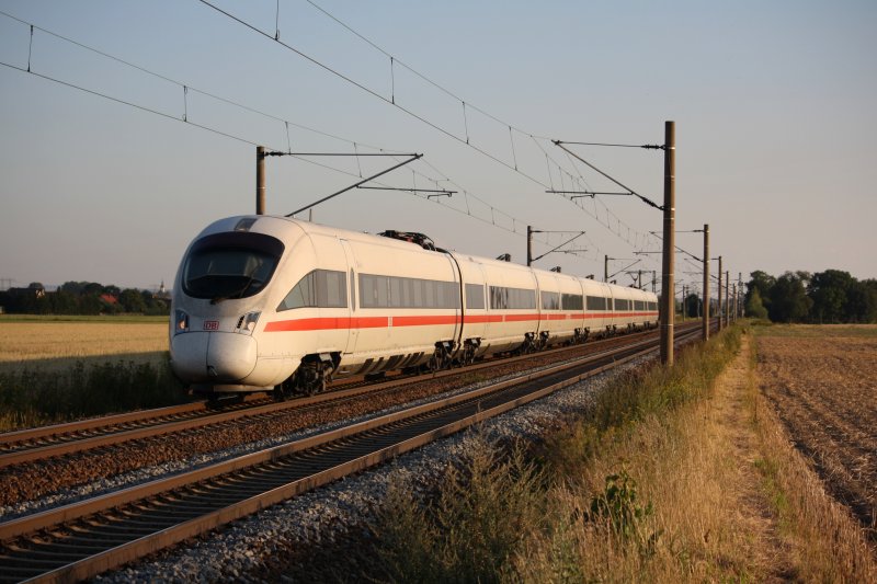411 008 Berlin bildet am Abend des 06.08.09 den ICE