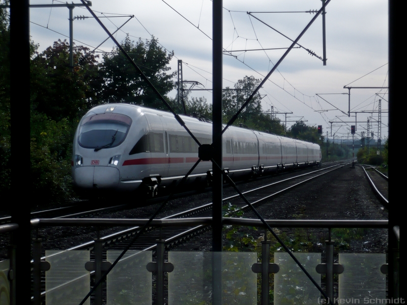 Der von der �berdachung einer Bahnsteigunterf�hrung durchgestrichene ICE 1704 nach