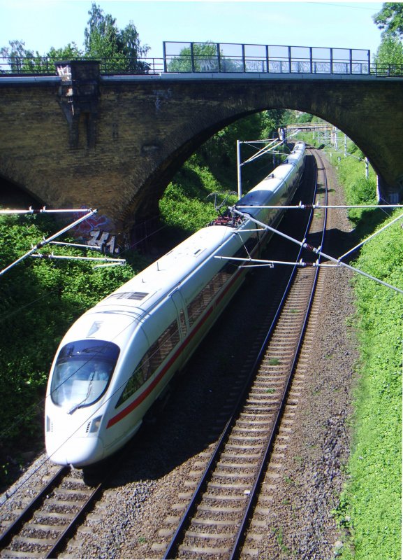 ICE 73932 aus M�nchen kommend, durchf�hrt am 13.05.2009 die Br�cke