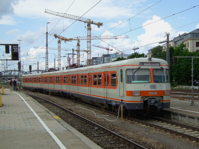 Der 420 001 am 31.05.2008 bei der Ausfahrt aus dem