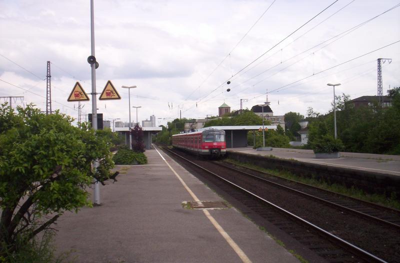 Die S9 aus Bottrop nach Wuppertal Hbf hat gerade Ankunft