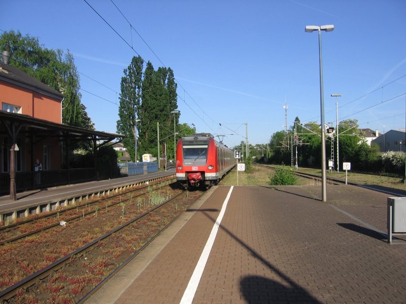 RE 9 von K�ln verl�sst Hennef(Sieg) am 30.04.07 auf Gleis