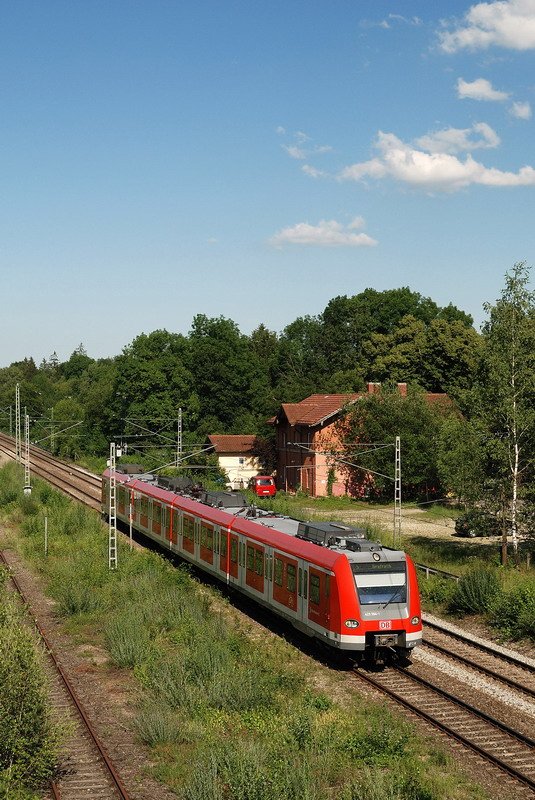 423 094 mit der S 8043 am alten Gro�hesseloer Bahnhof