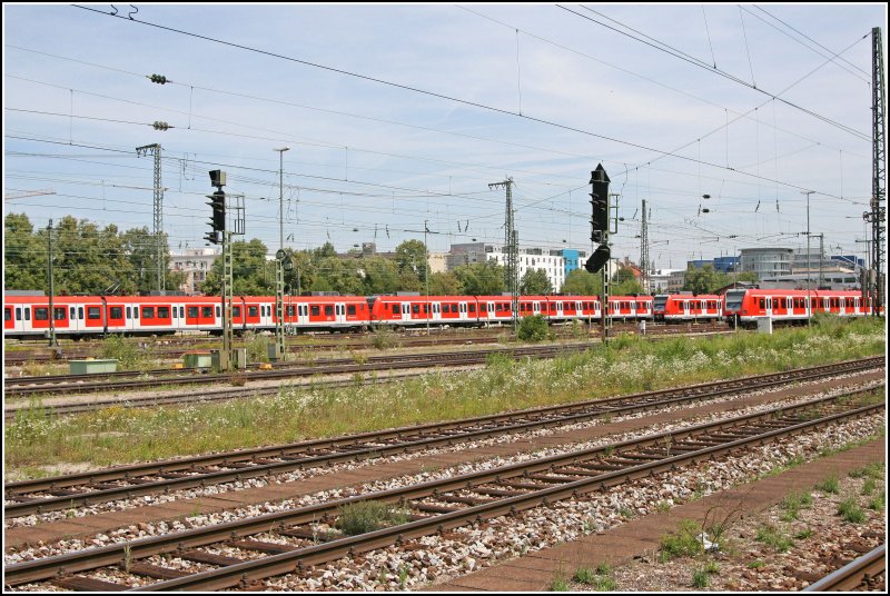 Abgestellte und durchfahrende S-Bahnz�ge im Gleisvorfeld des M�nchener Ostbahnhofes. (01.07.07)