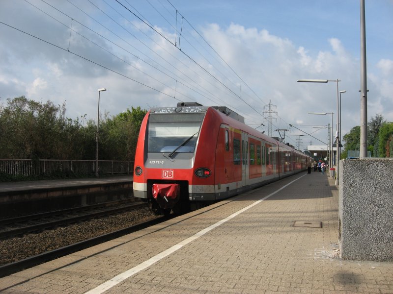 ET 423 791-3 f�hrt kommend aus Bergisch-Gladbach in den Haltepunkt