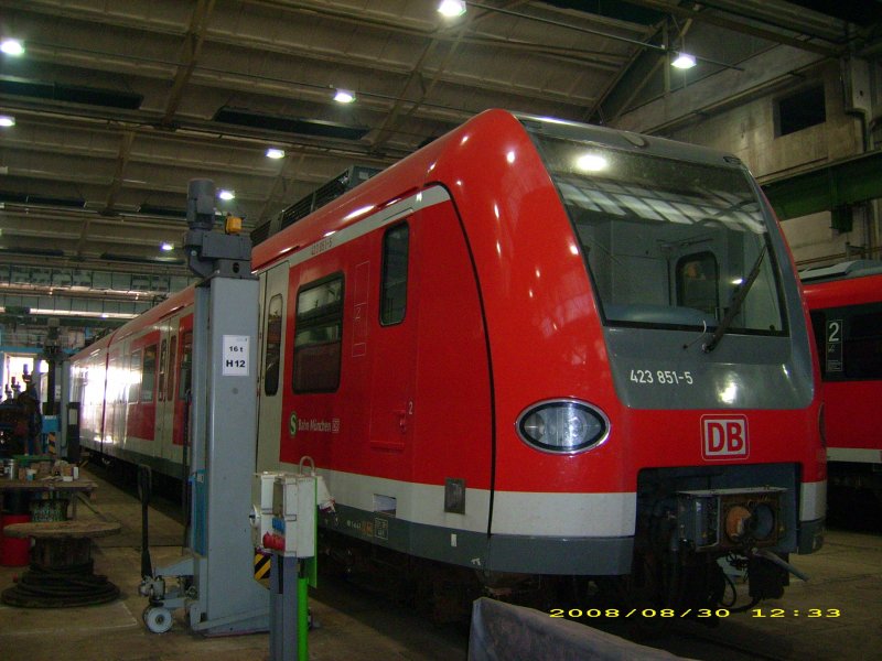 423 851 der S-Bahn M�nchen zur Untersuchung im SFW Delitzsch.