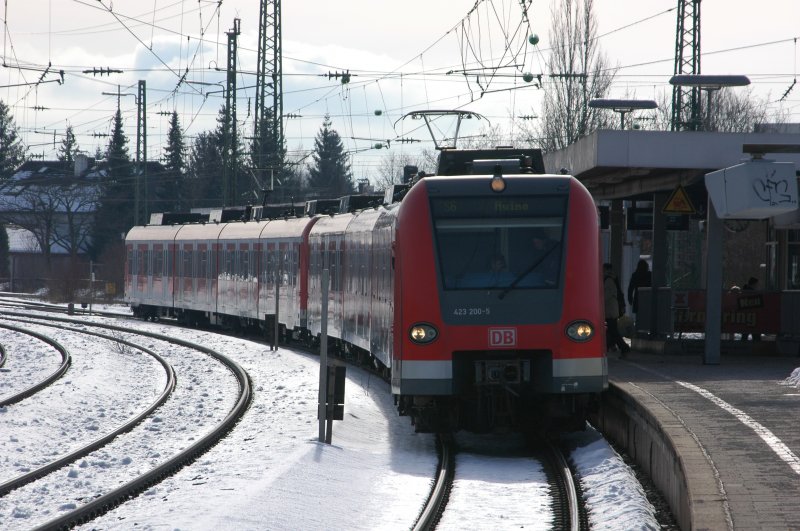 423 200 und ein weiterer am 25.02.09 als S6 nach
