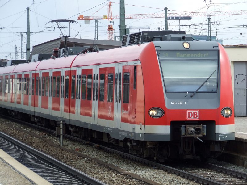 423 210 der S-Bahn M�nchen am 20.03.2009 in M�nchen-Pasing. 