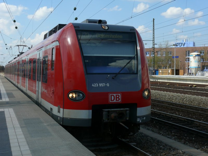 423 957-0 mit der S 20 nach Deisenhofen beim Aufenthalt
