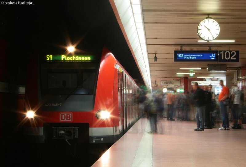 423 845-7 als S1 nach Plochingen im Stuttgarter Hauptbahnhof (tief)