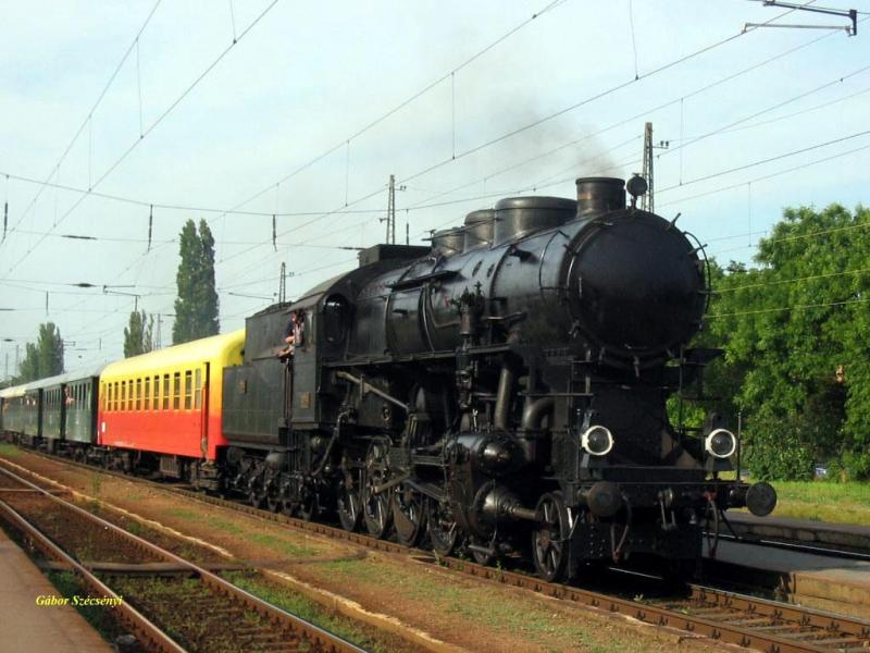 M�V 424 009 mit Nostalgiezug am 04.06.2005. in R�kospalota-�jpest 