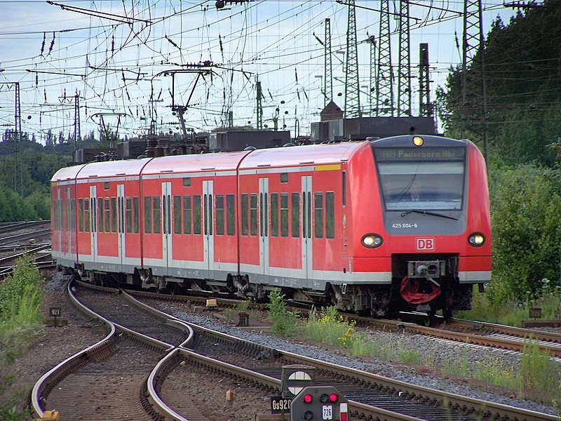 425 104/604 u. 425 057/557 fahren in Hamm(Westf) ein. Der