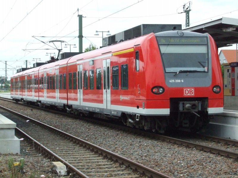 ET 425 208 ist soeben in Germersheim aus Richtung Mannheim