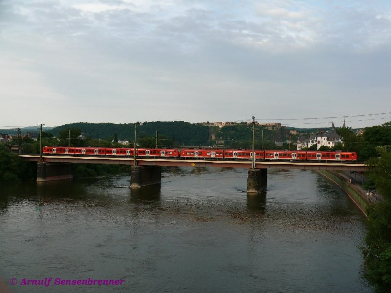 Doppeltraktion aus zwei 425 f�hrt s�dw�rts �ber die Moselbr�cke.
01.06.2008 Koblenz