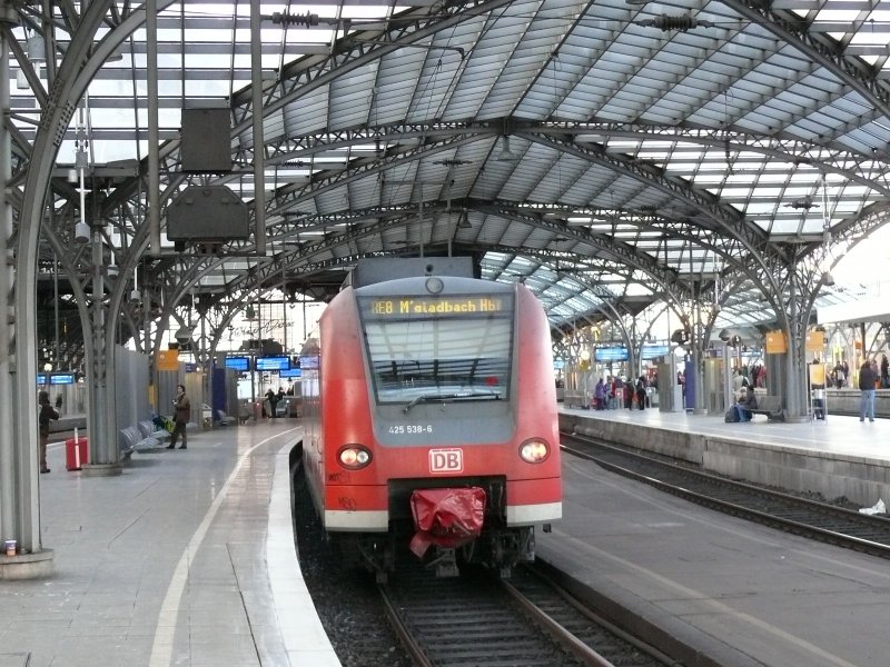 425 538 von K�ln nach M�nchengladbach steht abfahrbereit am Gleis.