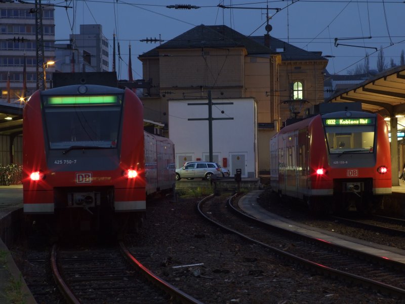 ET425 Treffen am 13.12.08 in Mainz Hbf w�hrend links 425