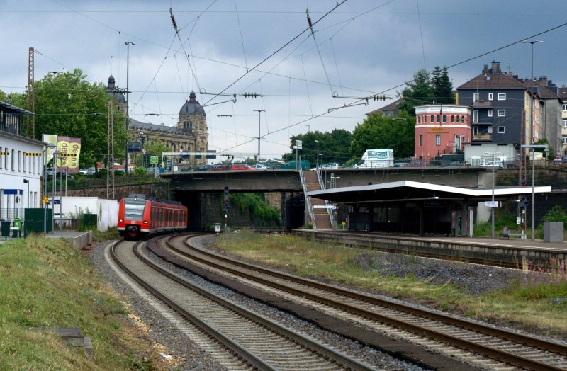 Ein ET 425 durchf�hrt als RB48 den S-Bahnhof Wuppertal-Steinbeck. Seine