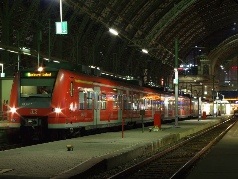 425 043 und weiterer 425 warten am Abend des 15.8.2009